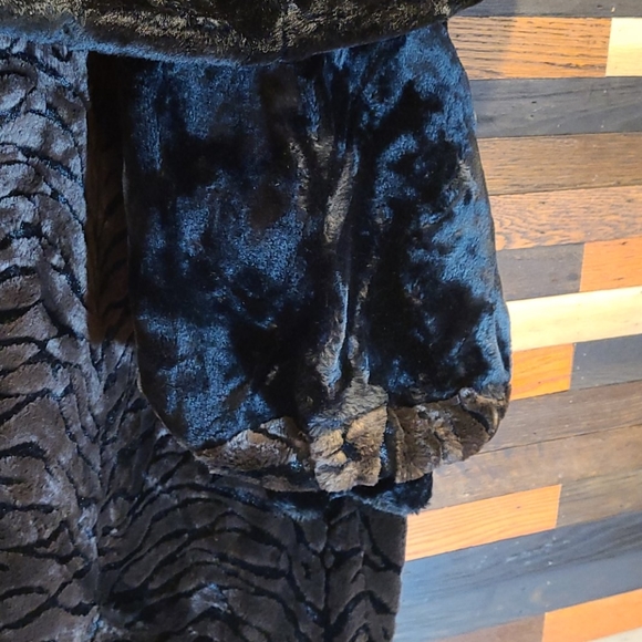 AMERICAN SIGNATURE FULL LENGHT FAUX FUELEGANT COAT - Picture 10 of 15